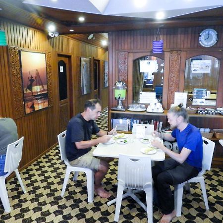 Backpacker Hostel (Adults Only) Yangon Esterno foto
