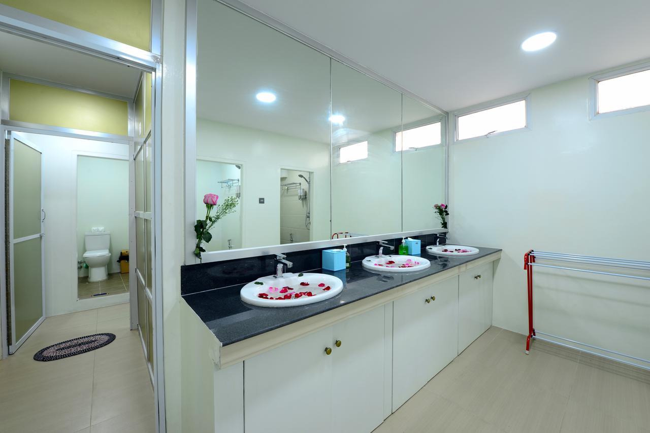 Backpacker Hostel (Adults Only) Yangon Esterno foto