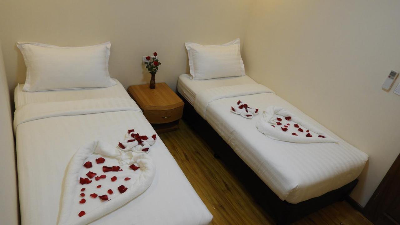 Backpacker Hostel (Adults Only) Yangon Esterno foto